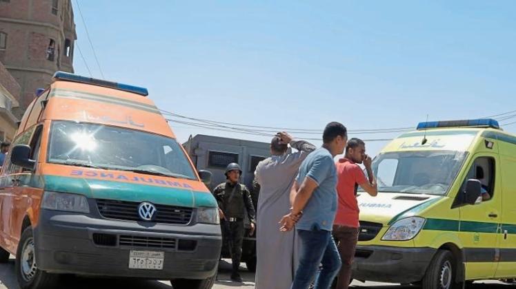 Ambulanzwagen am Ort eines Anschlags in der Nähe von Kairo. 