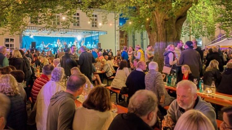 Seit 18 Jahren ein Höhepunkt im „Lingener Sommer: die Weinlaube auf dem Universitätsplatz. 