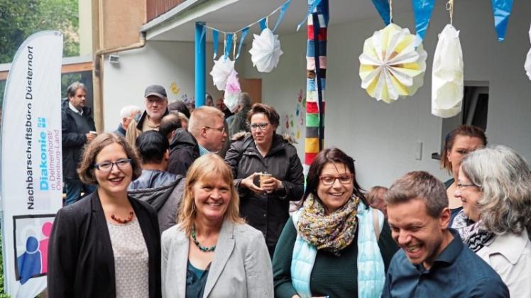 Wencke Lüttich und Bea Brüsehoff (vorn, v.l.) mit ihren vielen Gästen bei der Eröffnung des Nachbarschaftsbüros. Wencke Lüttich und Bea Brüsehoff (vorn, v.l.) mit ihren vielen Gästen bei der Eröffnung des Nachbarschaftsbüros.
