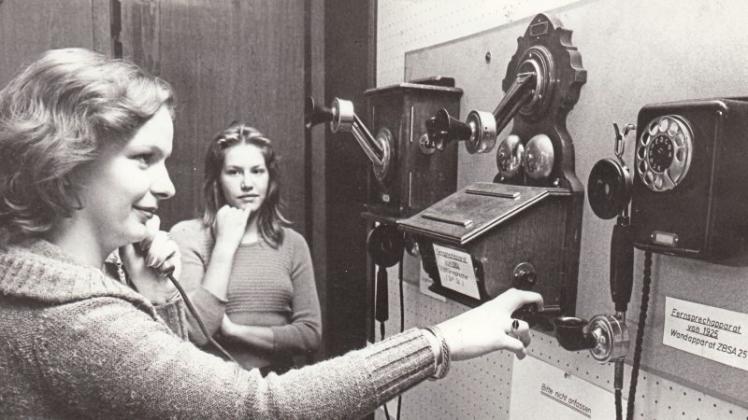 Mehr als 8000 Besucher einer technischen Ausstellung der Bundespost im Sitzungssaal des Rathauses Delmenhorst erhielten 1975 spannende Einblicke in die Frühzeit des Telefons. Archivfoto: Horst Schilling
