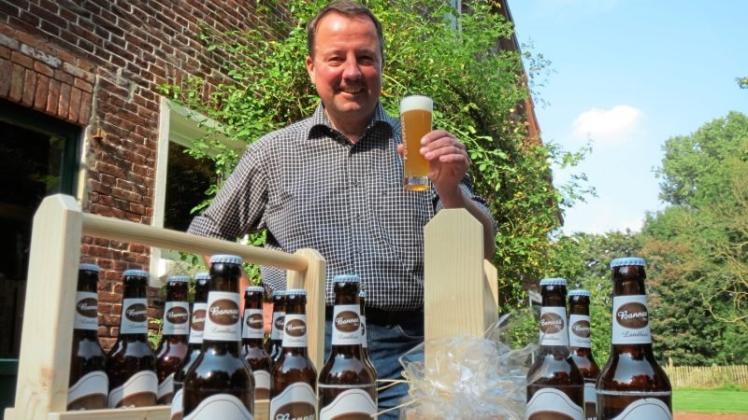 Bier ist sein Leben: Thomas Bannas, seit 34 Jahren Brauer. Für das Bild hat er sich ein Landbier eingeschenkt. 