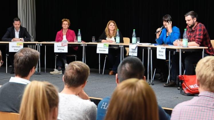 Die Bundestagskandidaten der Region (von links) Christian Dürr (FDP), Susanne Mittag (SPD), Christina-Johanne Schröder (Bündnis 90/Die Grünen), Astrid Grotelüschen (CDU) und Manuel Paschke (Die Linke) stellten sich den Fragen der Schüler. Die Bundestagskandidaten der Region (von links) Christian Dürr (FDP), Susanne Mittag (SPD), Christina-Johanne Schröder (Bündnis 90/Die Grünen), Astrid Grotelüschen (CDU) und Manuel Paschke (Die Linke) stellten sich den Fragen der Schüler.