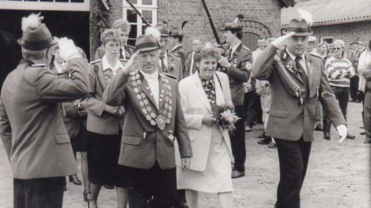 Unser Nostalgiebild zeigt, wie der noch amtierende Schönemoorer Schützenkönig für das Schützenfest im Juni 1996 abgeholt wird. 