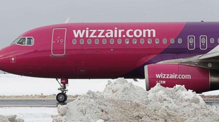 Eine Maschine der Low-Cost-Airline Wizz-Air am Flughafen Frankfurt Hahn. 