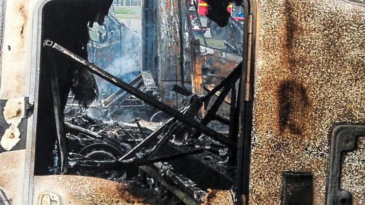 Ein Wohnmobil ist in Dingstede völlig ausgebrannt. Symbolfoto: dpa