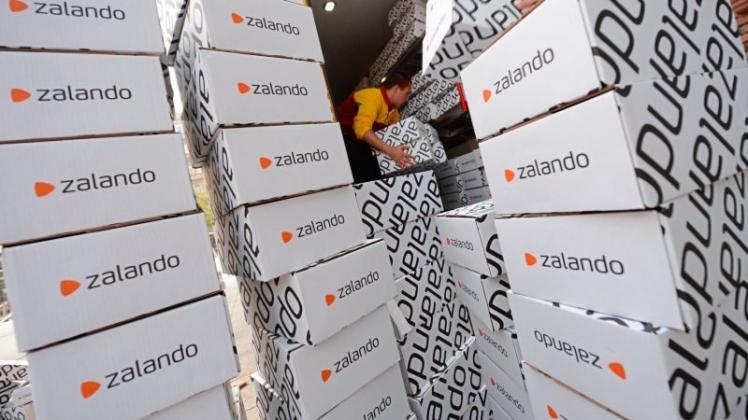 Der Online-Modehändler Zalando will einem Bericht zufolge Kunden mit einem Treueprogramm enger an sich binden. 
