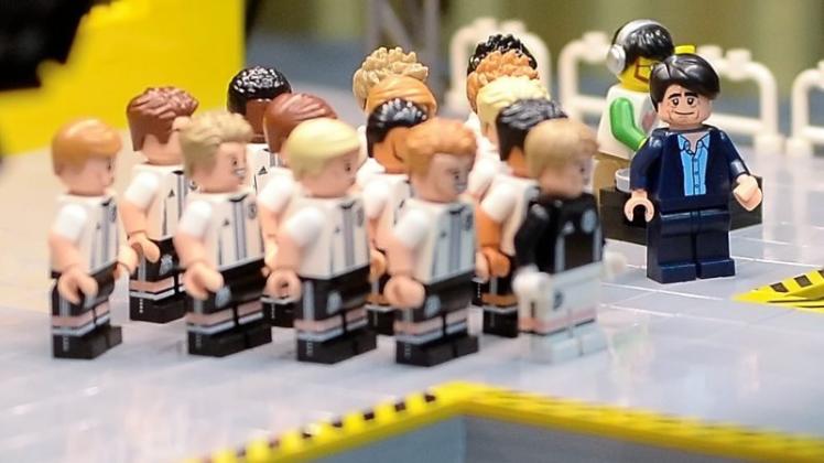 „Jogis-Jungs“ im Klötzchenformat: So, wie auf der in Berlin im Legoland Discovery Centre aus Lego-Steinen nachgebauten Fanmeile, könnte der Besuch der „Nationalmannschaft“ ablaufen. Symbolfoto: Britta Pedersen/dpa