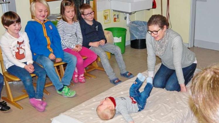 Beim „Babywatching“ geht es darum, Empathie für andere zu wecken. Corinna Koppelmann und Johannes sind zu diesem Zweck seit Beginn des Schuljahres in der Klasse 1a zu Gast. 