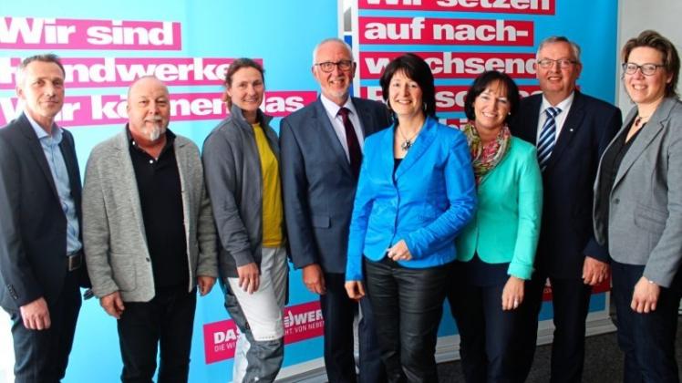 Kritischer Blick auf politische Entwicklungen (v. li.): Martin Wessels, Manfred Seidel, Britta Jochims und Hartmut Günnemann (Kreishandwerkerschaft) trafen sich mit den CDU-Politikern Astrid Grotelüschen, Annemarie Glowienka, Karl-Heinz Bley und Frauke Wöhler. Kritischer Blick auf politische Entwicklungen (v. li.): Martin Wessels, Manfred Seidel, Britta Jochims und Hartmut Günnemann (Kreishandwerkerschaft) trafen sich mit den CDU-Politikern Astrid Grotelüschen, Annemarie Glowienka, Karl-Heinz Bley und Frauke Wöhler.
