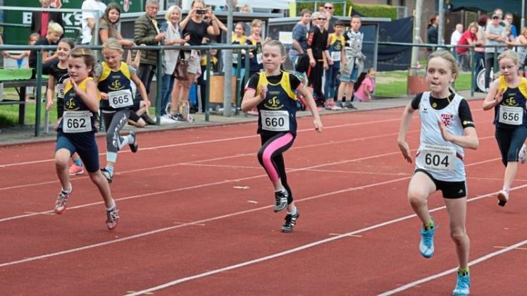 Und jetzt Tempo: In der Alterklasse U10 gaben diese Mädchen im 50-Meter-Lauf alles. 