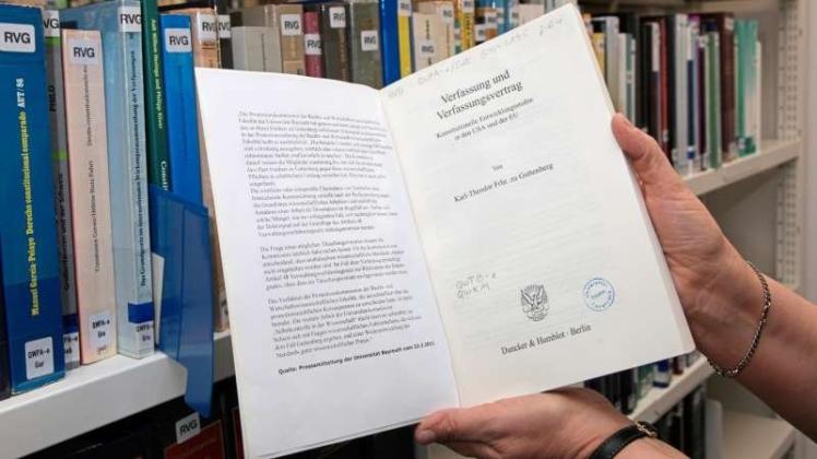 Berühmtes Plagiat: Die Doktorarbeit von Karl-Theodor zu Guttenberg ist mit einem Vermerk versehen in der Osnabrücker Bibliothek zu finden. 