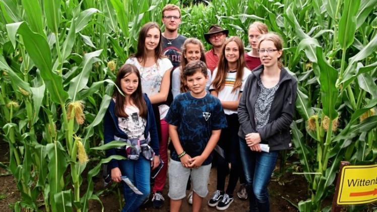 „Heiß auf Mais“: Gäste des deutsch-französische Jugendzeltlagers im Elmeloher Maislabyrint. „Heiß auf Mais“: Gäste des deutsch-französische Jugendzeltlagers im Elmeloher Maislabyrint.
