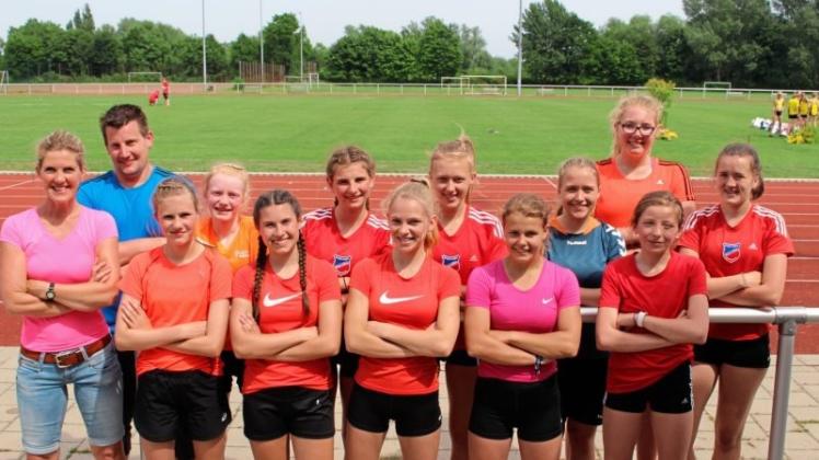 Mit der Bronzemedaille sind die Schülerinnen des Windthorst-Gymnasiums Meppen aus Braunschweig zurückgekehrt. Auf dem Foto vorne von links: Janna Lampe, Chiara Warren, Luisa Pengemann, Chiara Marell und Marit Schute. Hinten v.l.: Uta Holling-Pengemann, Betreuer Daniel Schwarte, Charlotte Sur, Lana Teiken, Julia Todt, Deike Schelling, Nadine Leigers sowie Viola Kartzinski. 