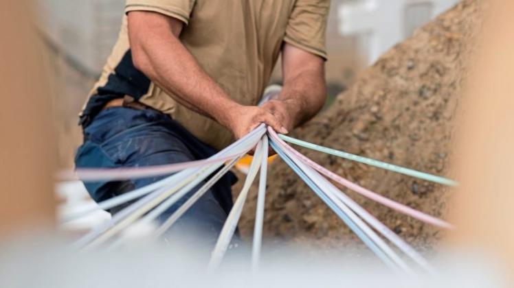 Kostspieliger Tiefbau: Glasfaserkabel sollen für den Breitband-Internet-Ausbau verstärkt genutzt werden. Symbolfoto: Guido Kirchner/dpa