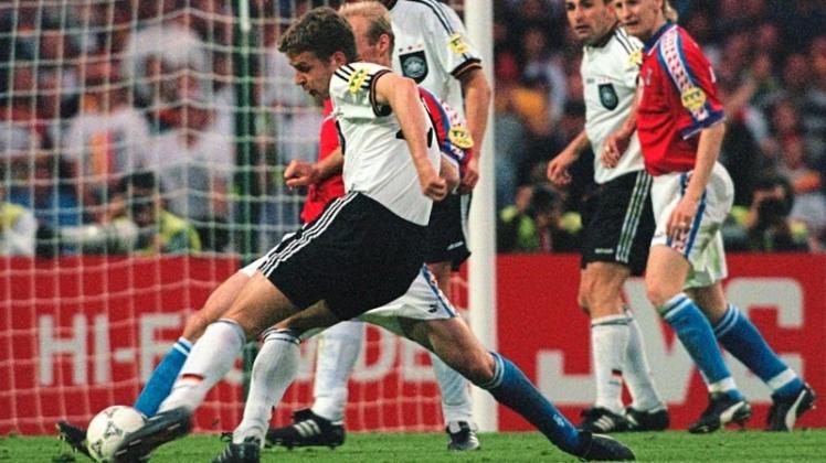 Bedrängt vom tschechischen Abwehrspieler Karel Rada (M, verdeckt) zieht Stürmer Oliver Bierhoff (vorn) am 30. Juni 1996 ab und erzielt aus der Drehung das „Golden Goal“ im EM-Finale gegen Tschechien – damit war Deutschland Europameister. 