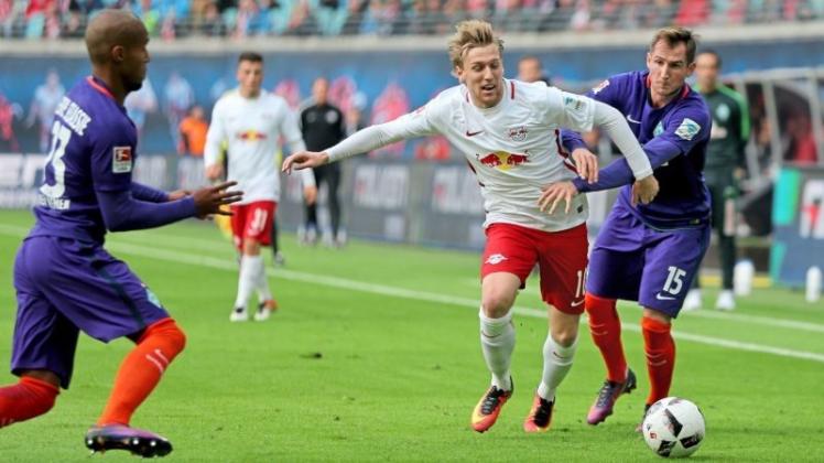 Brennt auf sein Comeback: Izet Hajrovic (rechts) war monatelang verletzt, in Delmenhorst steht er zum ersten Mal seit seinem Kreuzbandriss im November 2016 wieder auf dem Platz. Brennt auf sein Comeback: Izet Hajrovic (rechts) war monatelang verletzt, in Delmenhorst steht er zum ersten Mal seit seinem Kreuzbandriss im November 2016 wieder auf dem Platz.
