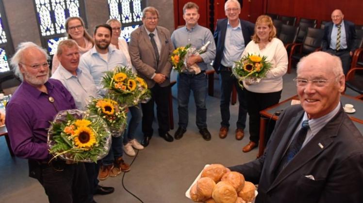 Ehrung im Rathaus mit von Bürgermeister Hermann Thölstedt präsentierten Berlinern: (von links) Roland Degener (Ponyreiten, für 50 Jahre geehrt), Oliver Steinecker (Entenangeln, 25 Jahre), Stadtbaurätin Bianca Urban, Rick Paßquali (in Vertretung für Stefan Neumann, Mandelhaus, 25 Jahre), Sandra Oeltjen von Salzen und Horst Oeltjen (Fischimbiss, 75 Jahre), Ralf Böker jun. (Imbiss mit vegetarischen Spezialitäten, 25 Jahre), Oberbürgermeister Axel Jahnz und Angelika Yasar (Schmuck, 25 Jahre). 