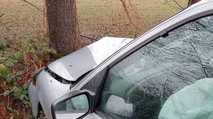 Nahezu zeitgleich sind in der Gemeinde Wardenburg zwei Männer mit ihren Fahrzeugen gegen einen Baum gefahren. Symbolfoto: Nordwestmedia Nahezu zeitgleich sind in der Gemeinde Wardenburg zwei Männer mit ihren Fahrzeugen gegen einen Baum gefahren. Symbolfoto: Nordwestmedia