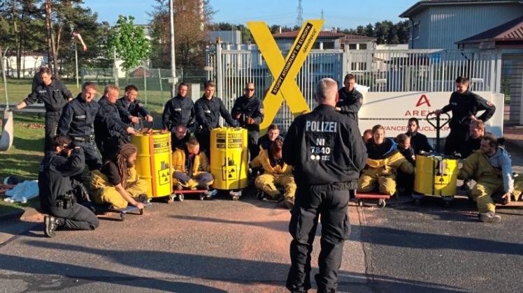 Hubwagen und Rollbretter setzte die Polizei ein, um die Demonstranten von der Areva-Einfahrt zu entfernen. 