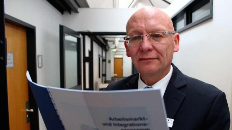 „Ambitionierte Ziele“ teilweise verfehlt: Jobcenter-Chef Frank Münkewarf (55) mit dem neuen Arbeitsmarkt- und Integrationsprogramm 2017 und 2018. 