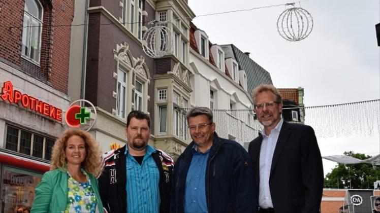 Nicole Halves-Volmer(von links), Christian Wüstner, Axel Langnau und Hans-Ulrich Salmen stellten die neue Winterbeleuchtung für Delmenhorst vor. 