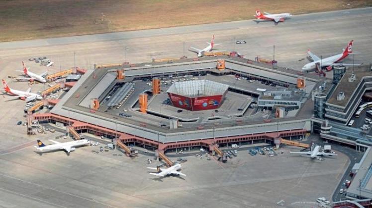 Flugzeuge am Flughafen Berlin Tegel aus der Luft. 