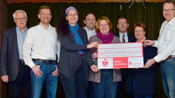 2500 Euro für die Bürgerstiftung. Unser Foto zeigt (von links): Günter Harmeyer, Michael Kleine-Heitmeyer, Maike Bosold, Olaf Panter, Anne Steinert, Holger Ufer, Brigitte Hüsemann, Jens Strebe, Mike Eickhof, Jens Balshüsemann. 