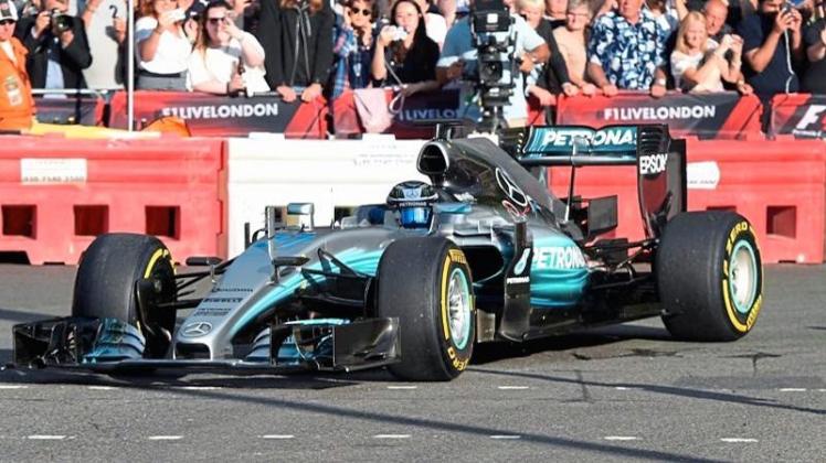 Mercedes-Pilot Valtteri Bottas fährt am Trafalgar Square während des F1 Live Events vor dem Rennen in Silverstone durch eine Londoner Straße. 