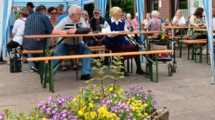 Die Hobby-Gärtner des Kleingärtnervereins Deichhorst versammelten sich zur 70-Jahr-Feier am Vereinsheim. 