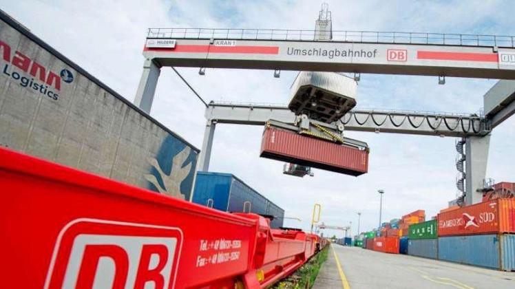 Ein Container wird von einem Kran verladen. Der monatelange Streit um die Zukunft von Bahn-Tochter DB Cargo ist vorbei. 