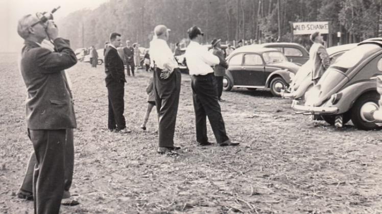 Zuschauer verfolgen 1961 in Steinkimmen auf dem Parkplatz an der Waldschänke, wie die neue Antenne auf dem Sendemast montiert wird. 