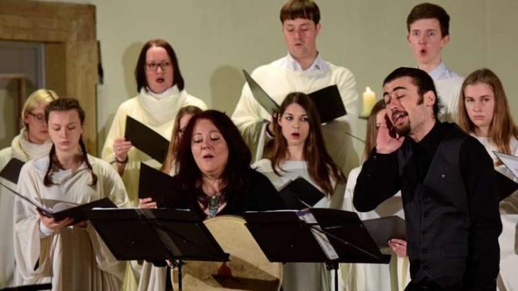 Bewegendes Konzert zur Fastenzeit: Dima Orsho trat mit vielfältiger musikalischer Unterstützung bei einem Sonderkonzert in der Kleinen Kirche auf. 