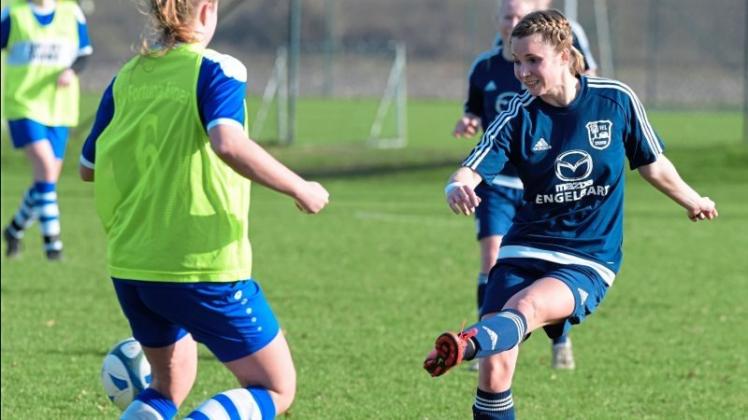Ann-Kristin Wilms (rechts, hier gegen Fortuna Einen) steuerte zwei Treffer zum 3:0-Sieg des VfL Stenum über Tabellenführer Ohmstede bei. 