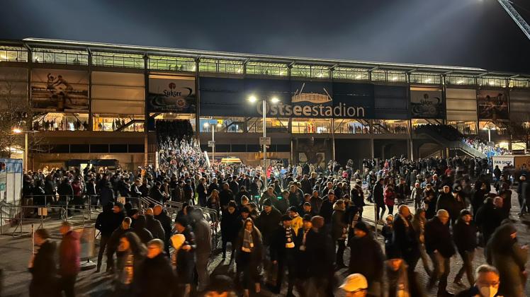 Feiernde Hansa-Fans strömen aus dem Stadion nach dem Sieg im Derby gegen St. Pauli. 