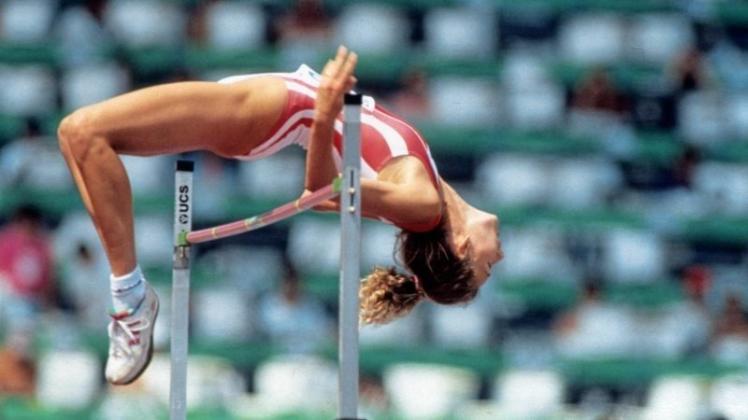 Einer ihrer größten Erfolge: Heike Henkel springt bei den Olympischen Sommerspielen 1992 in Barcelona zu Gold. 
