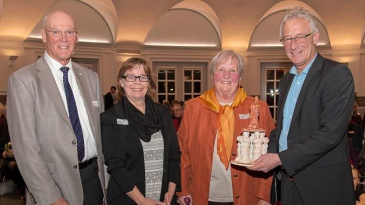 „Das ist eine Riesenfreude für mich“: Ursula Zielke (2.v.r.) erhält den Ehrenamtspreis von OB Axel Jahnz (rechts), Bürgermeister Hermann Thölstedt (links) sowie Bürgermeisterin Antje Beilemann (2.v.l.). 