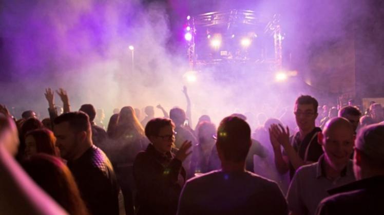 Inmitten von künstlichem Nebel, Lichteffekten und derben Bässen: Party People am Fuße des DJ-Turms auf dem Wallplatz.