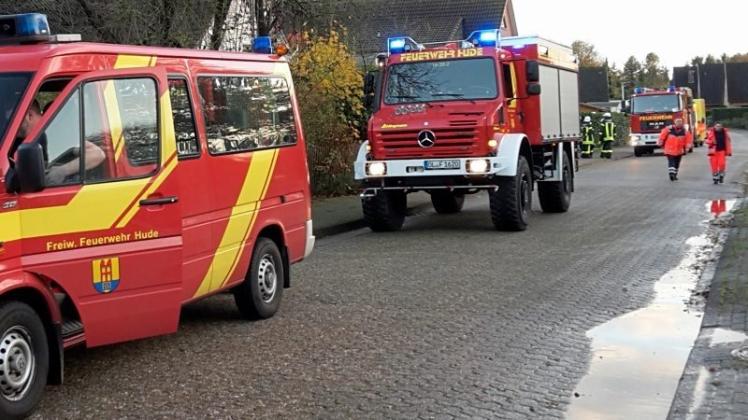 Mit großemAufgebot bekämpfte die Feuerwehr am Samstag in Hude einen Schornsteinbrand an der Straße „An der Weide“. 