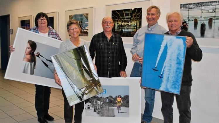 Präsentieren ihre eigenen Fotografien: Die Mitglieder des Fotoclubs Hella Langer, Heike Franzke, Ronald Wendt, Alfred Kolschen und Horst Schwope. 