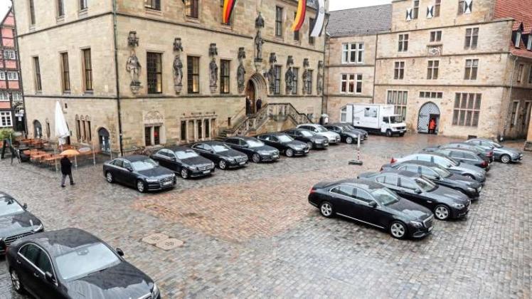 Aufgereiht: Vor dem Rathaus in Osnabrück parken Limousinen der Städtevertreter. 