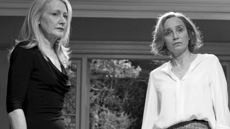 Am Rande des Nervenzusammenbruchs: April (Patricia Clarkson, links) und Janet (Kristin Scott Thomas). 