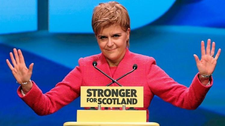 Die schottische Regierungschefin Nicola Sturgeon bei ihrer Rede beim Frühlingsparteitag der Schottischen Nationalpartei SNP in Aberdeen. Jetzt hat die Regierung förmlich Gespräche über ein Unabhängigkeitsreferendum beantragt. 