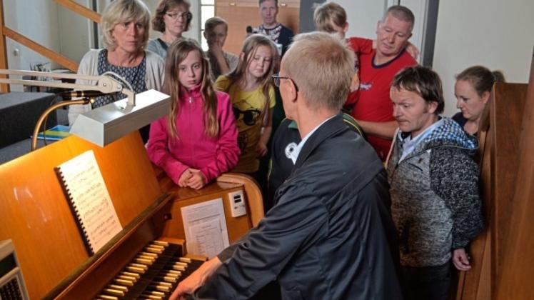 Kantor Udo Honnigfort demonstrierte staunenden Besuchern während des Gemeindefests in St. Marien die Klangvielfalt der Orgel. 