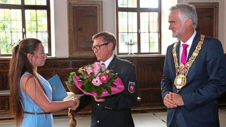 Blumen und eine öffentliche Belobigung erhält Linda Rosenthal von Polizeidirektor Michael Maßmann (Mitte) und Oberbürgermeiser Wolfgang Griesert. 