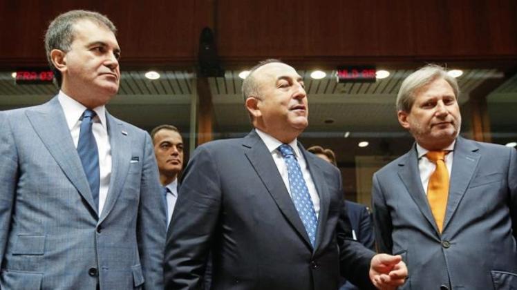 Der türkische EU-Minister Ömer Celik (l-r), der türkische Außenminister Mevlüt Cavusoglu und EU-Erweiterungskommissar Johannes Hahn nehmen in Brüssel an einem EU-Türkei-Treffen teil. 