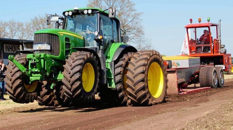 Traktor-Pulling: Um den Bremswagen (rechts) über die Bahn zu ziehen, müssen nicht nur Reifenprofil und Gewichtsverteilung stimmen. Auch das Können des Fahrers ist entscheidend. Archivfoto: Hubert Dutschek Traktor-Pulling: Um den Bremswagen (rechts) über die Bahn zu ziehen, müssen nicht nur Reifenprofil und Gewichtsverteilung stimmen. Auch das Können des Fahrers ist entscheidend. Archivfoto: Hubert Dutschek