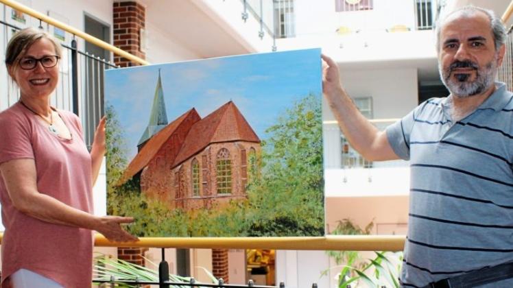 Der Kunstmaler George Abdou ist aus Syrien geflüchtet und lebt seit Ende 2015 in der Gemeinde Ganderkesee. Nun hat er für einen Wartebereich im Rathaus ein Gemälde gemalt und dieses der für das Thema Integration und Migration zuständigen Fachdienstleiterin Sieglinde Jahn überreicht. Der Kunstmaler George Abdou ist aus Syrien geflüchtet und lebt seit Ende 2015 in der Gemeinde Ganderkesee. Nun hat er für einen Wartebereich im Rathaus ein Gemälde gemalt und dieses der für das Thema Integration und Migration zuständigen Fachdienstleiterin Sieglinde Jahn überreicht.