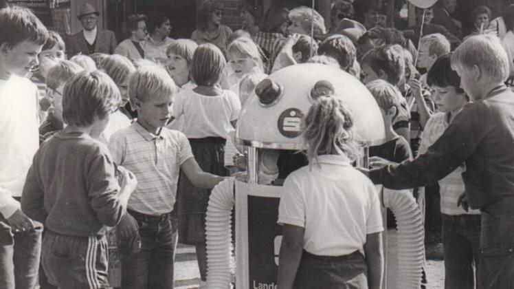 Der Roboter war bei der Einweihung des neuen Marktplatzes in Ganderkesee 1985 ständig von „Fans“ umringt. 
