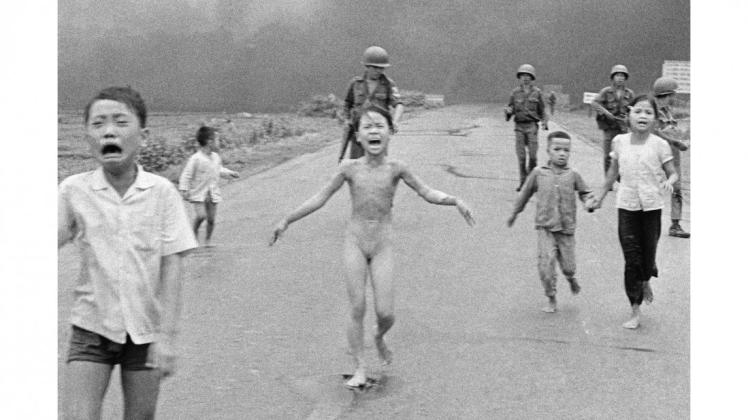 Ein Bild des Vietnamkriegs, das um die Welt ging: Schreiende Kinder fliehen nach einem Angriff mit Napalm-Brandbomben in der Nähe von Trang Bang. 