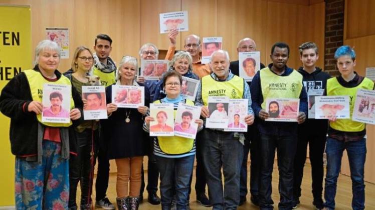 Mit Bildern der freigelassenen Menschen blickte die Amnesty-International-Gruppe aus Papenburg auf 2016 zurück. 